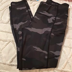 Athleta black camo 7/8 leggings